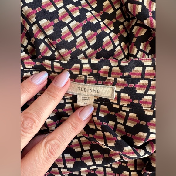 Pleione Classic Lightweight Flowy Size Medium - Picture 10 of 16